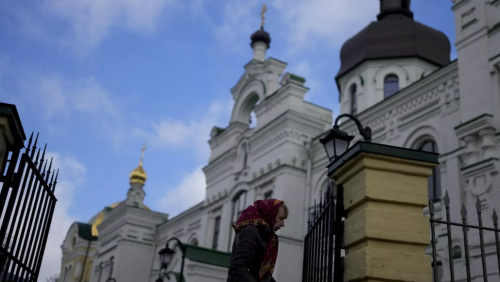 В Киево-Печерской лавре верующим раздавали памятки о поведении с полицией