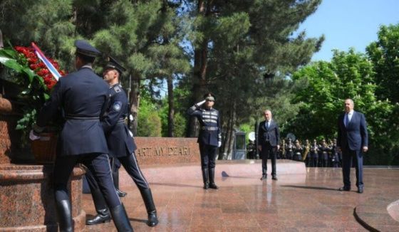 Лаврова удивили надписи на памятнике в Самарканде