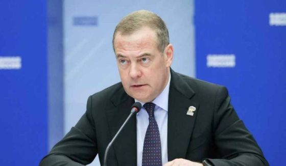 Медведев: Европа препятствует усилиям США по урегулированию конфликта в Украине