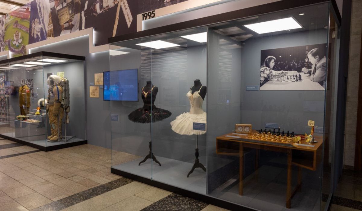 Выставка «80 лет под знаком Победы» в Музее Победы показала более 200 экспонатов