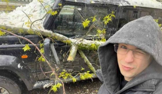 Рэп-исполнитель Slava Marlow показал последствия непогоды для своей машины