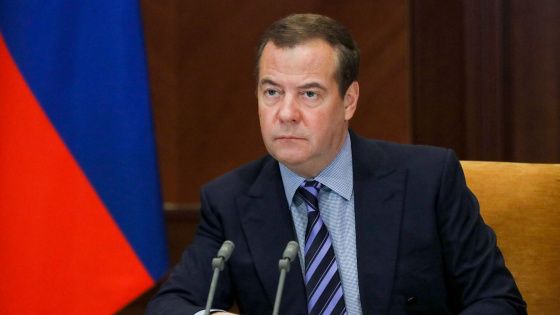 Медведев: мы обеспечиваем себя всеми видами вооружений