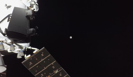 Orion на полпути: пилотируемый корабль приближается к Луне