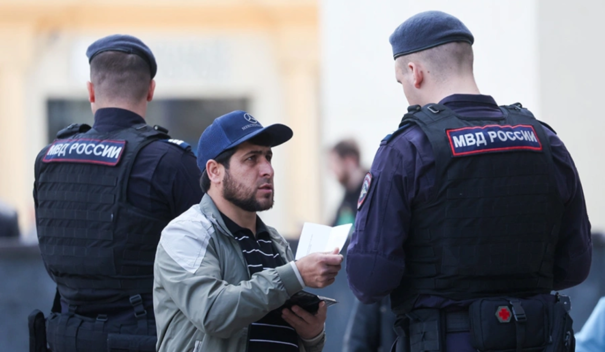 В Петербурге провели свыше 60 обысков по делу о легализации мигрантов