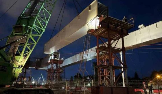 На развязке М-32 у Лахта Центра установили балки пролета над железной дорогой