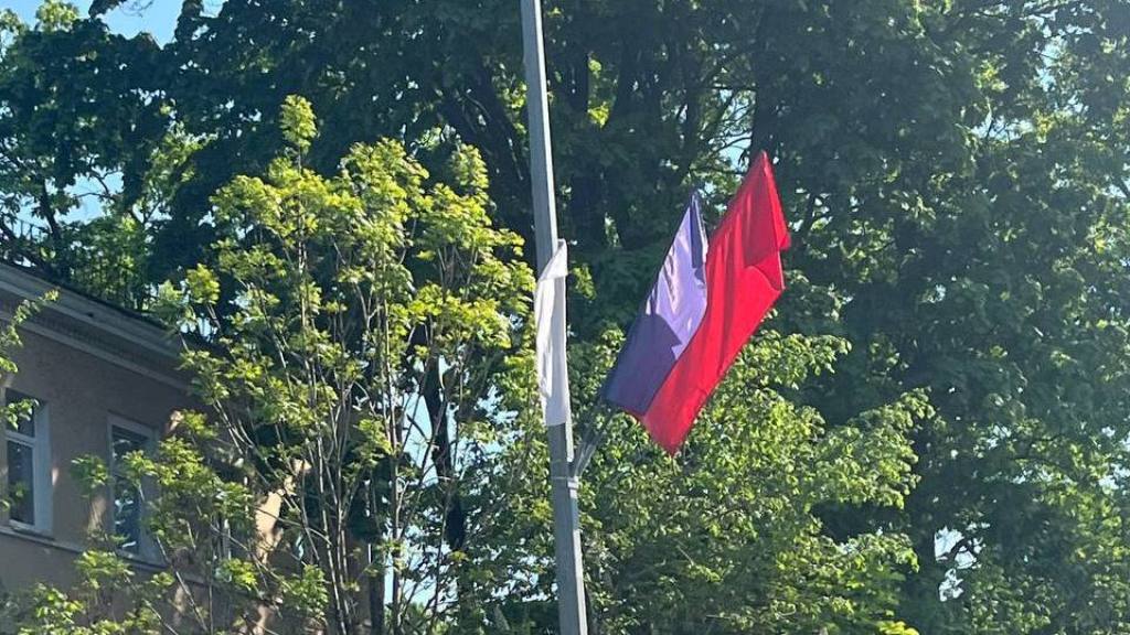 Чиновники Беглова надругались над российским флагом в День Города