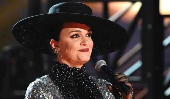 «Хочется петь и танцевать»: певица Слава ликовала после решения суда по делу о квартире Долиной