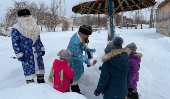Полицейский Дед Мороз в Чайковском навестил детей в детском саду