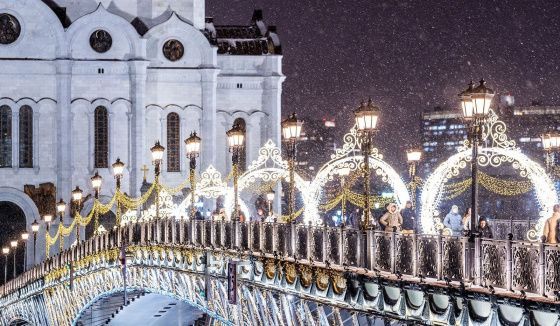 Мосты Москвы празднично украсили к Новому году