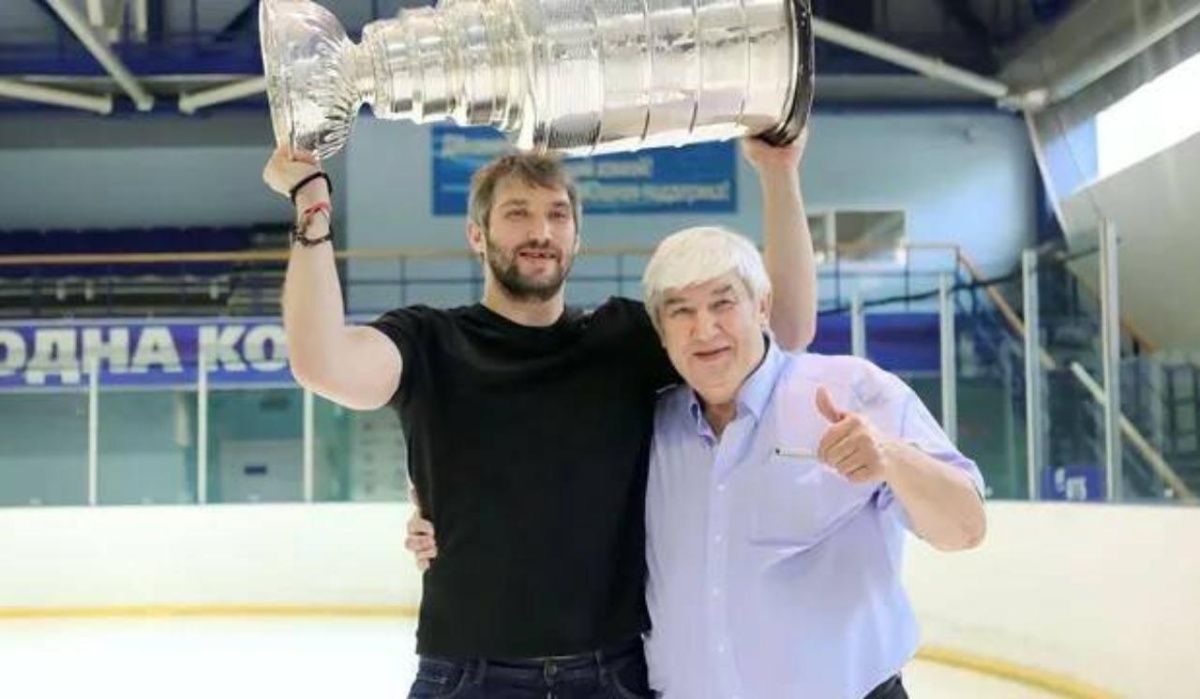 На арене "Вашингтона" почтили память отца Овечкина перед игрой НХЛ