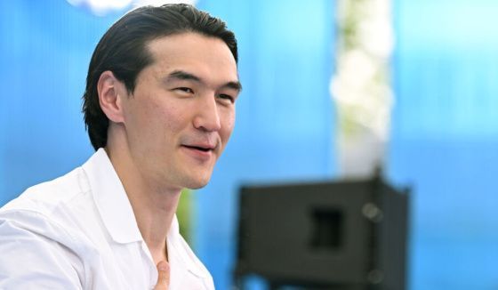 Нурлана Сабурова задержали в Шереметьево из-за нарушения миграционных правил