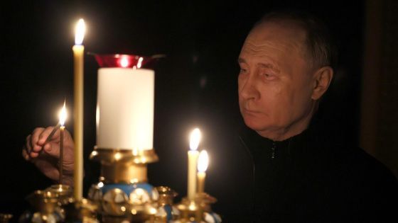 Путин поставил свечи в память о погибших в «Крокус сити холле»