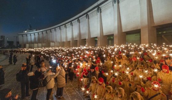 Более 5 тысяч людей присоединились к акции «Искра надежды» у Музея Победы