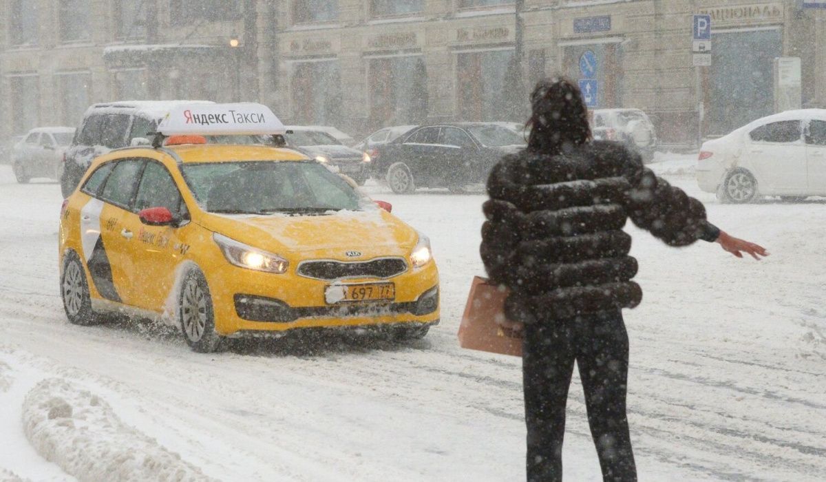 В Петербурге предложили включить сервисы такси в "белый список"