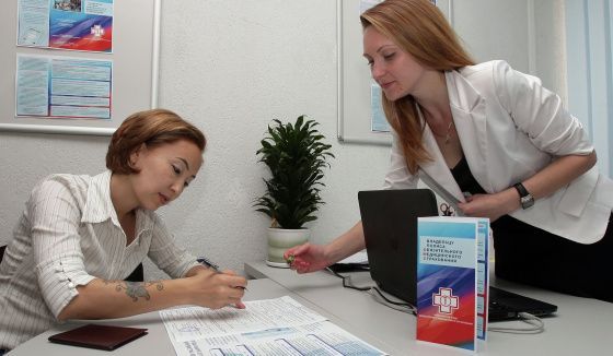 Комитет Госдумы одобрил изменения в закон об ОМС мигрантам