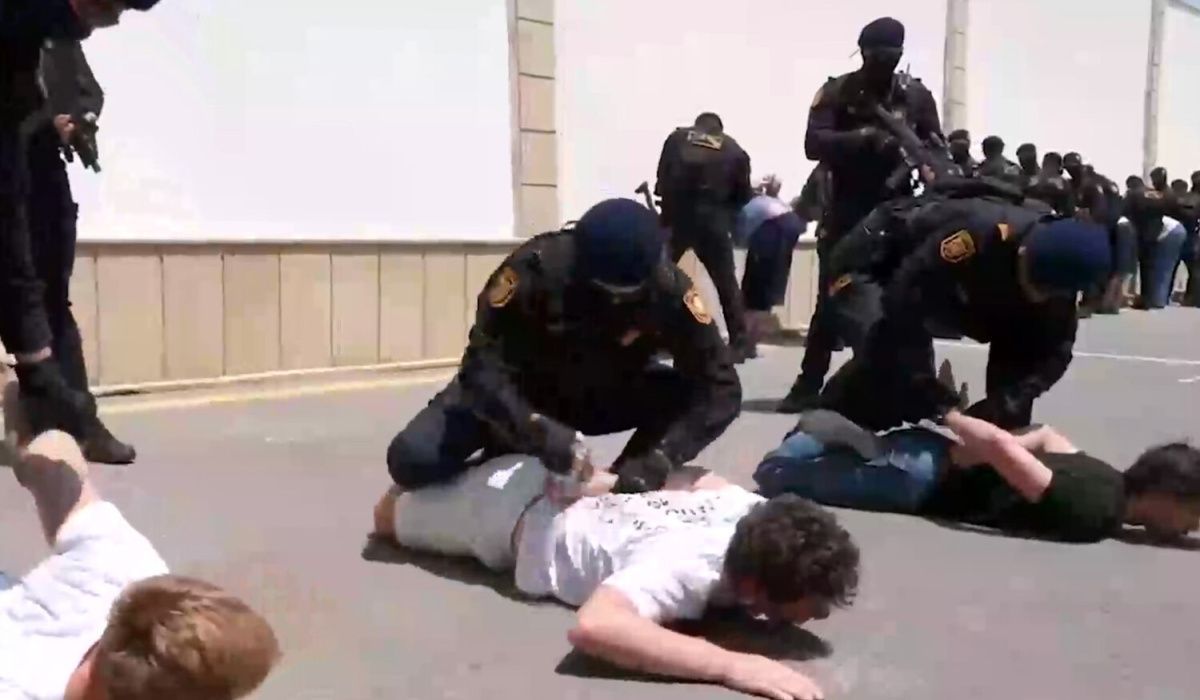 Россияне массово жалуются в посольство из-за насилия и проверок в Азербайджане