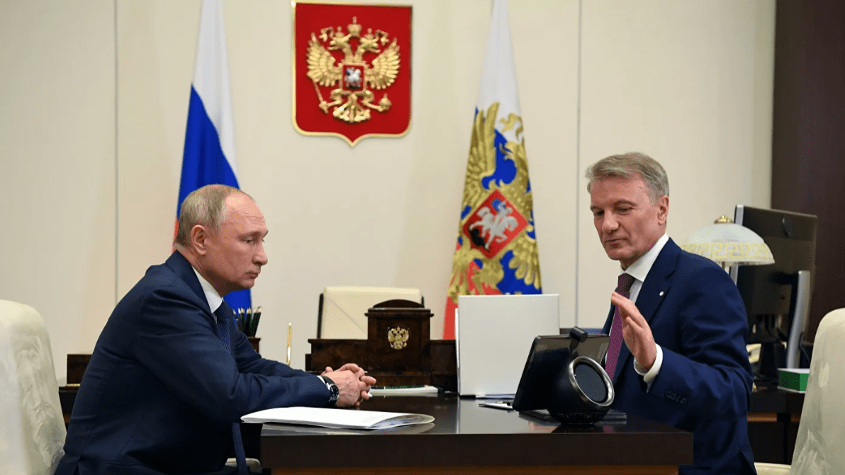 Греф показал Путину созданные "Сбером" гаджеты