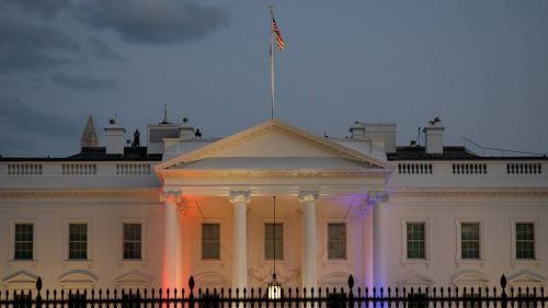 США хотят запретить поставки смартфонов и автозапчастей в Россию