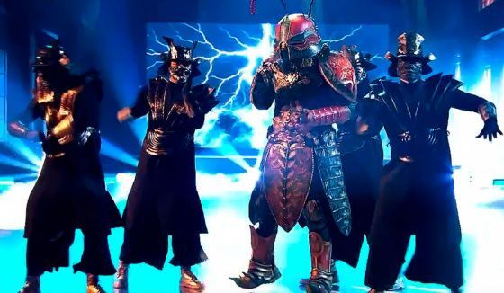 В шоу "Маска" разоблачили участника под маской Жука